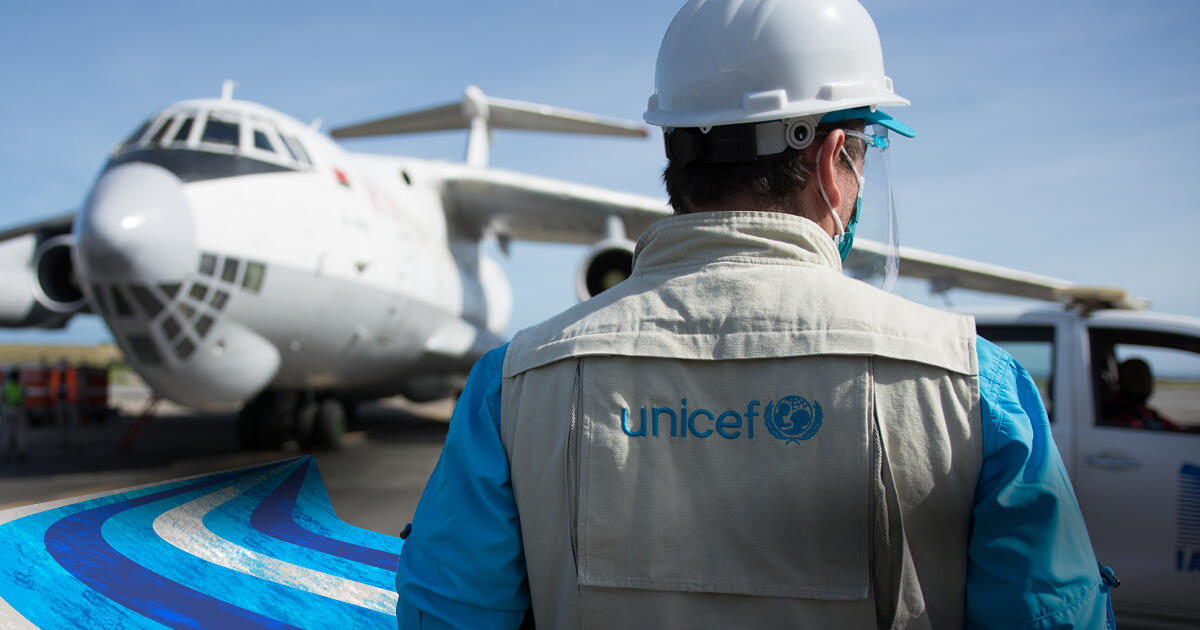 Ein UNICEF-Helfer am Flughafen.