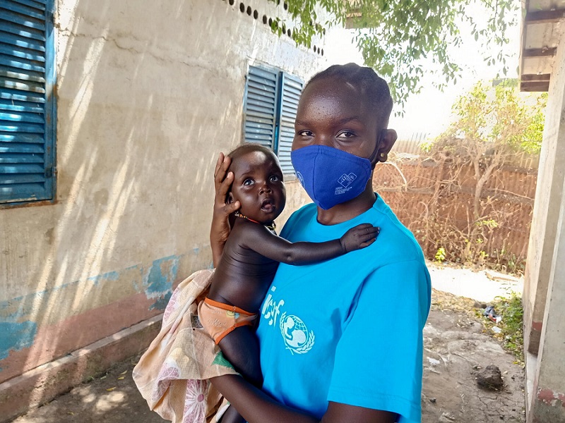 Südsudan 2021: Hungerkrise | © UNICEF/Aldo Südsudan: UNICEF-Kinderreporterin hält Neugeborenes auf dem Arm.
