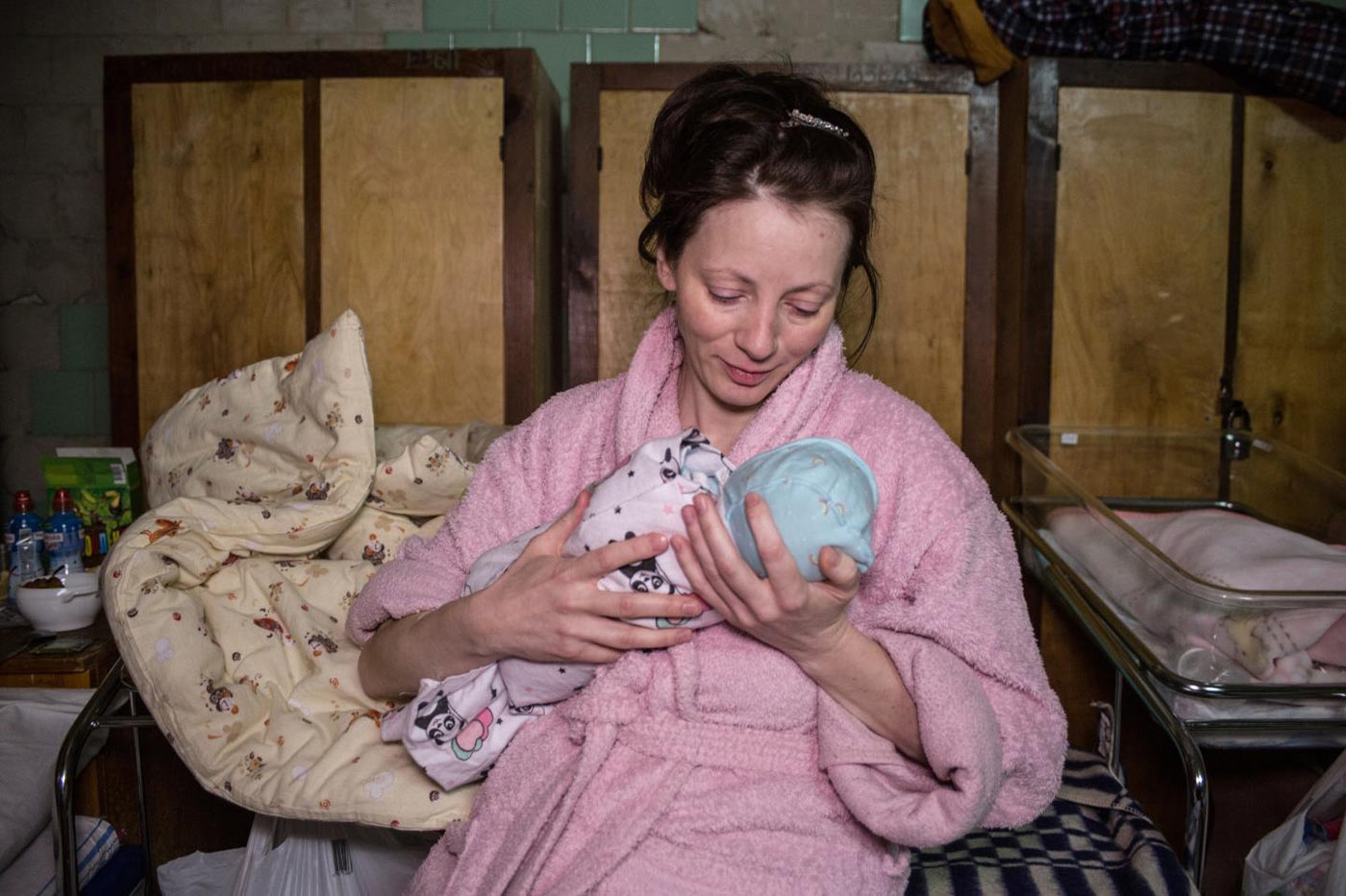 Ukraine Gesundheitsversorgung: Eine junge Mutter sitzt mit ihrem Neugeborenen im Keller einer Entbindungsklinik.