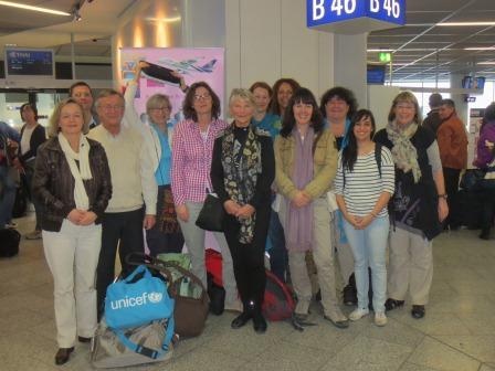 UNICEF-Reisegruppe vor dem Abflug nach Kambodscha. Foto: UNICEF UNICEF-Reisegruppe vor dem Abflug nach Kambodscha. © UNICEF Deutschland