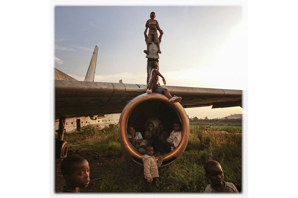 Kongo: Spielplatz Flughafen | © Michael C. Brown/Magnum Nominee