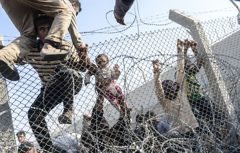 Grenze Syrien/Türkei: Flucht durch den Stacheldraht | © Bülent Kiliç/AFP