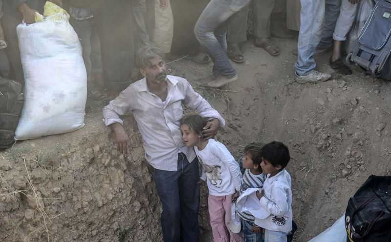Grenze Syrien/Türkei: Flucht durch den Stacheldraht | © Bülent Kiliç/AFP Grenze Syrien/Türkei: Flucht durch den Stacheldraht | © Bülent Kiliç/AFP