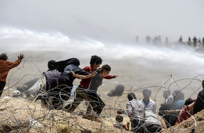 Grenze Syrien/Türkei: Flucht durch den Stacheldraht | © Bülent Kiliç/AFP
