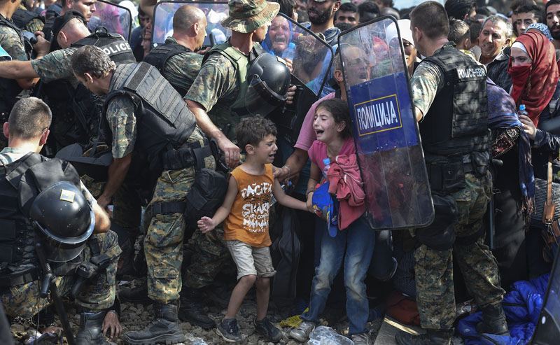 Greek-Macedonian border: Utter despair | © Georgi Licovski/epa Greek-Macedonian border: Utter despair | © Georgi Licovski/epa