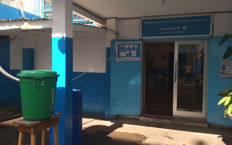 Reisetagebuch Liberia: Händewaschen Pflicht am Eingang des UNICEF-Büros 