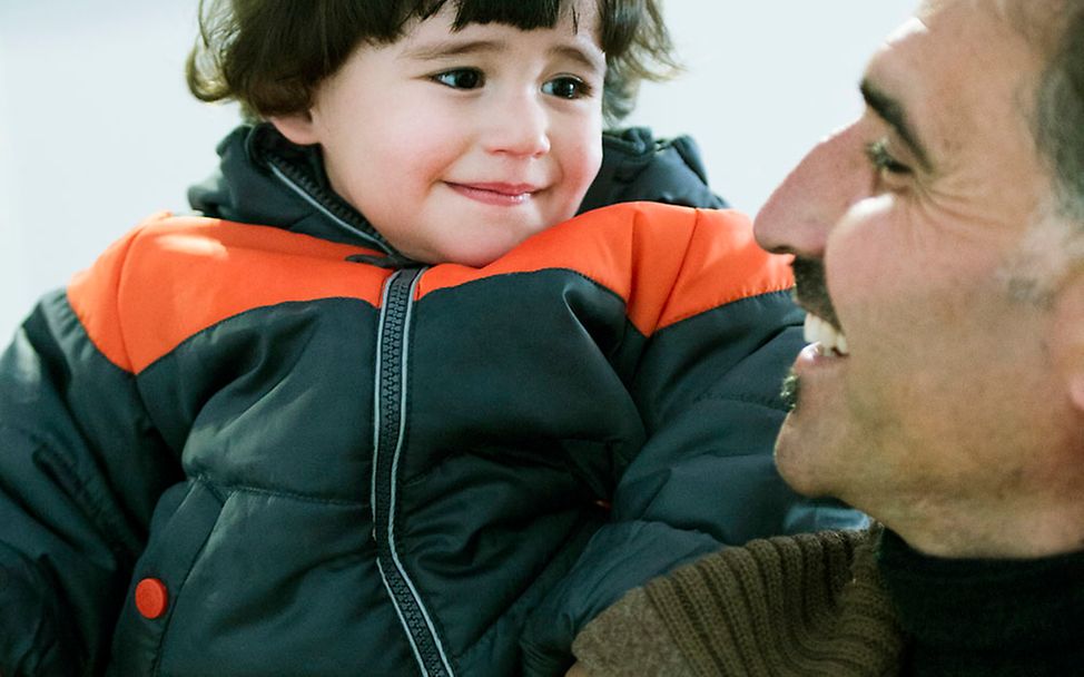 Issam mit Sohn Ibrahim in einer Notunterkunft für Flüchtlinge in Köln.