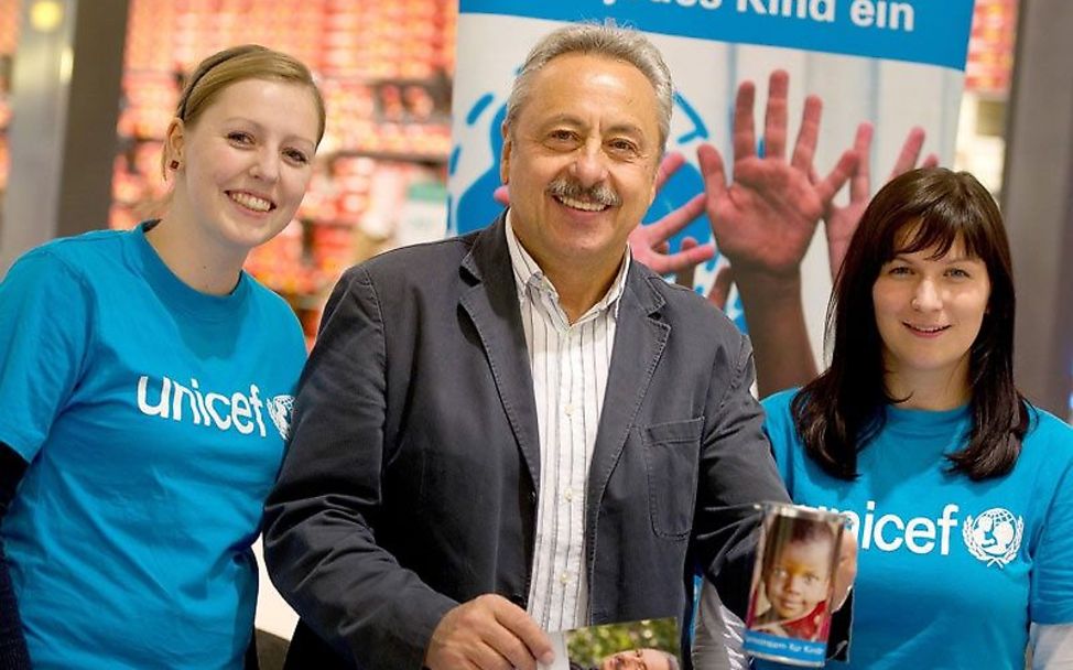UNICEF-Pate Wolfgang Stumph mit jungen Ehrenamtlichen