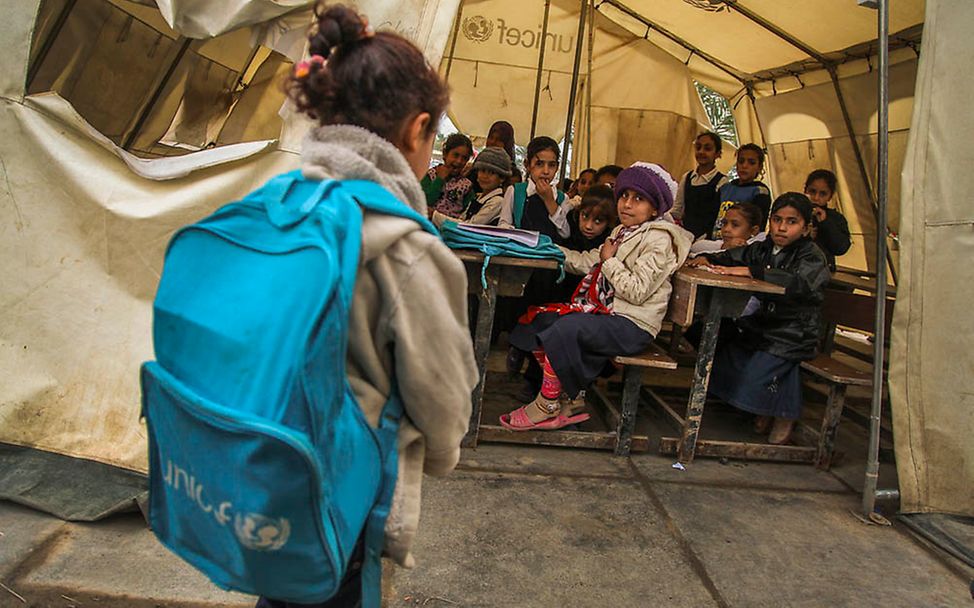Flüchtlingskinder in einer Notschule von UNICEF