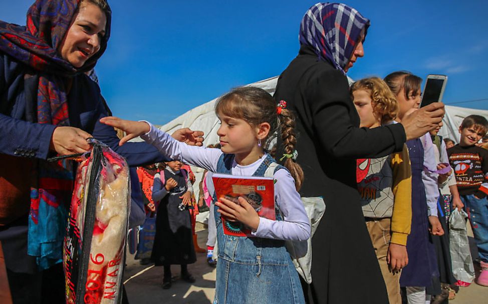 Bildung: Ein Mädchen erhält Hilfgüter im Irak.