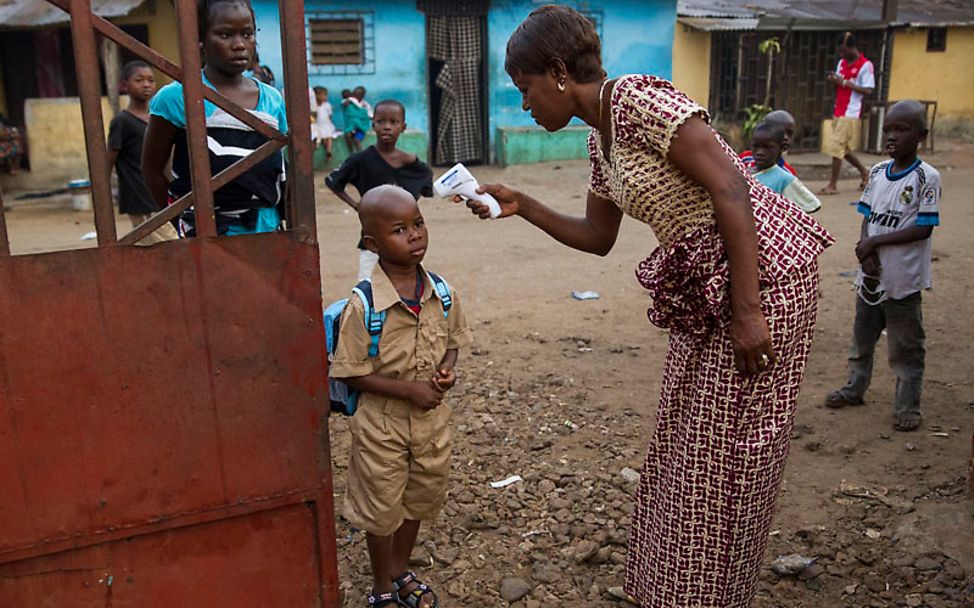 Bildung: Ein Junge vor dem Schuleingang in Guinea.