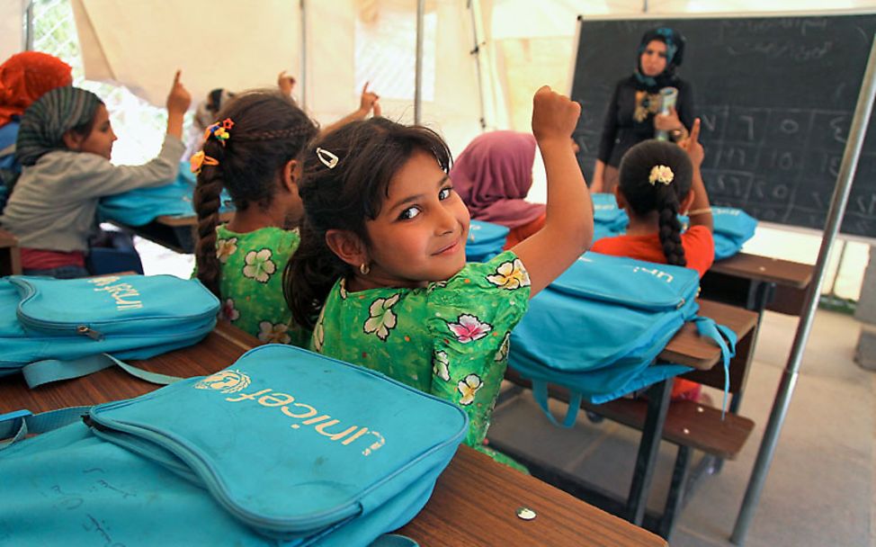 Bildung: Ein Mädchen mit einem UNICEF-Rucksack in einer Schule in Bagdad, Irak.