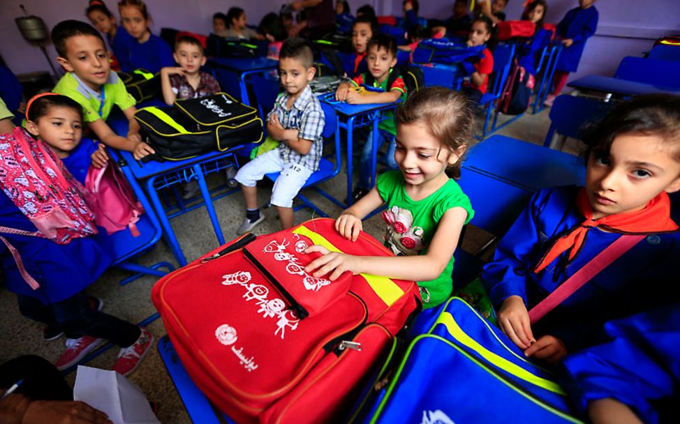 Bildung: Schüler mit UNICEF-Rucksäcken in einer Schule in Homs, Syrien.