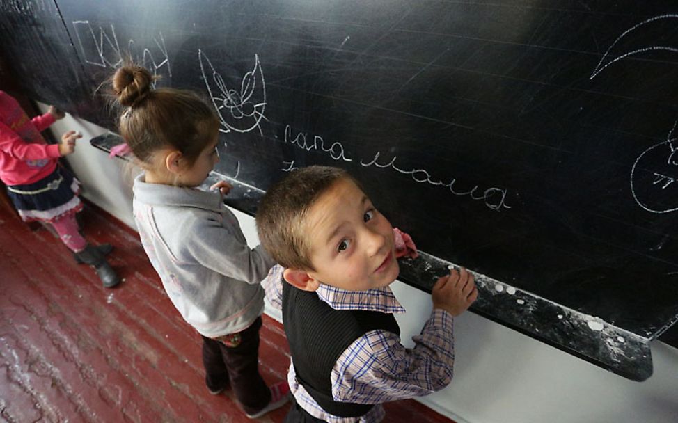 Bildung: Kinder in einer Schule in der Ukraine.