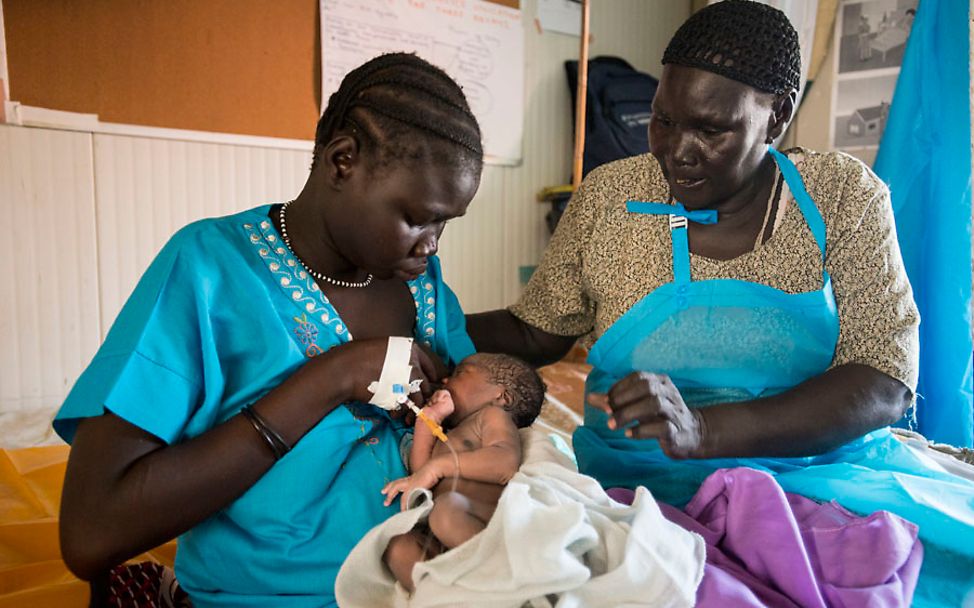 Die siebzehnjährige Julie aus Südsudan hat ihr erstes Kind zur Welt gebracht. 
