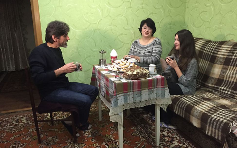 Margarita und ihre Eltern beim Tee trinken