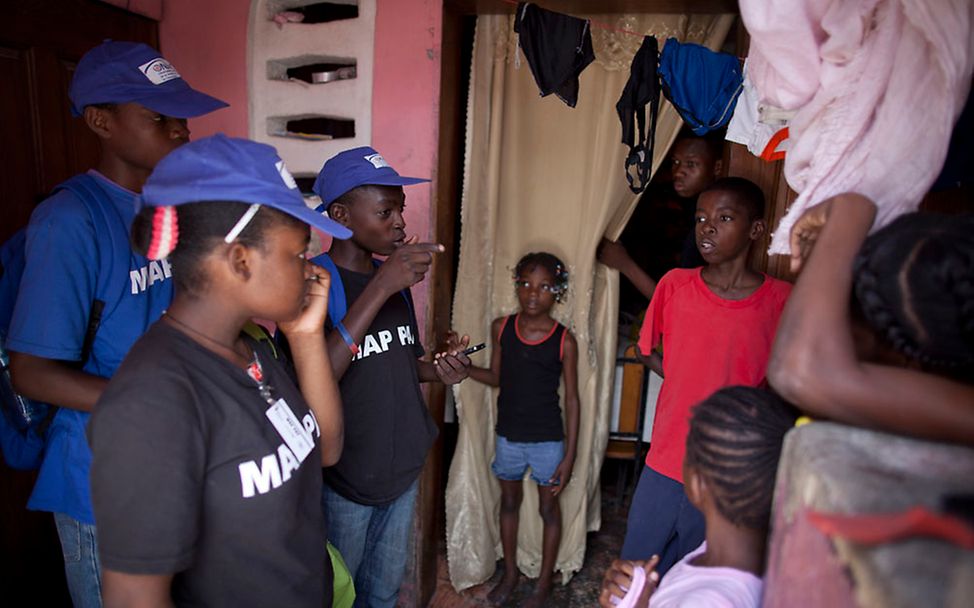 Freie Meinungsäußerung: Jugendliche sprechen zur Datenerhebung mit Bewohnern auf Haiti.