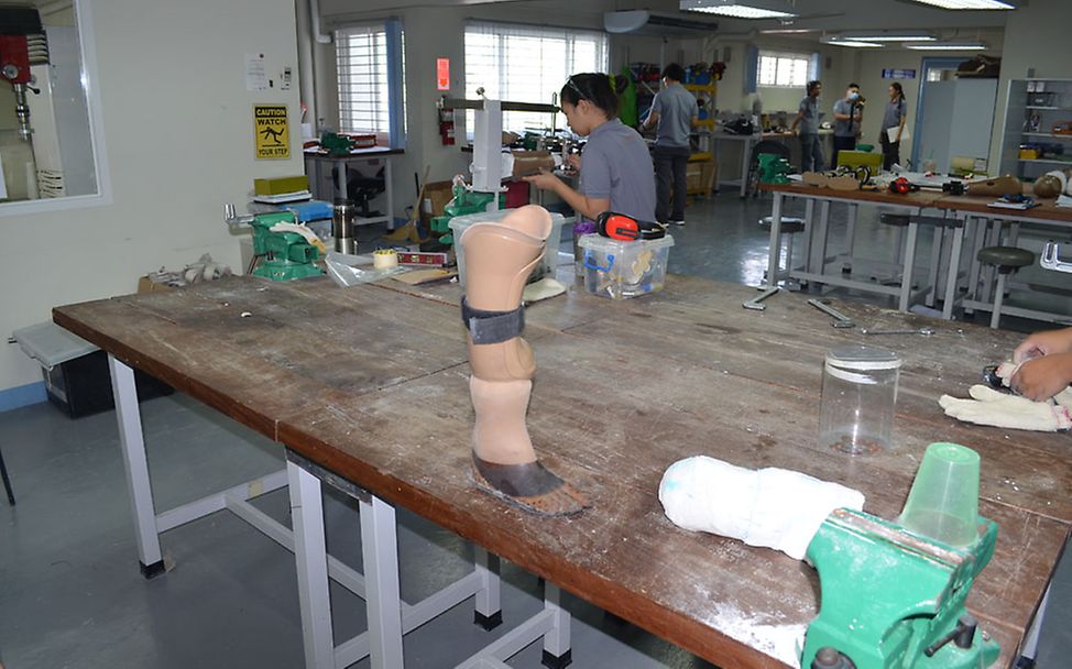 Umgang mit Behinderung: In der Klinik werden die Prothesen maß-gefertigt.