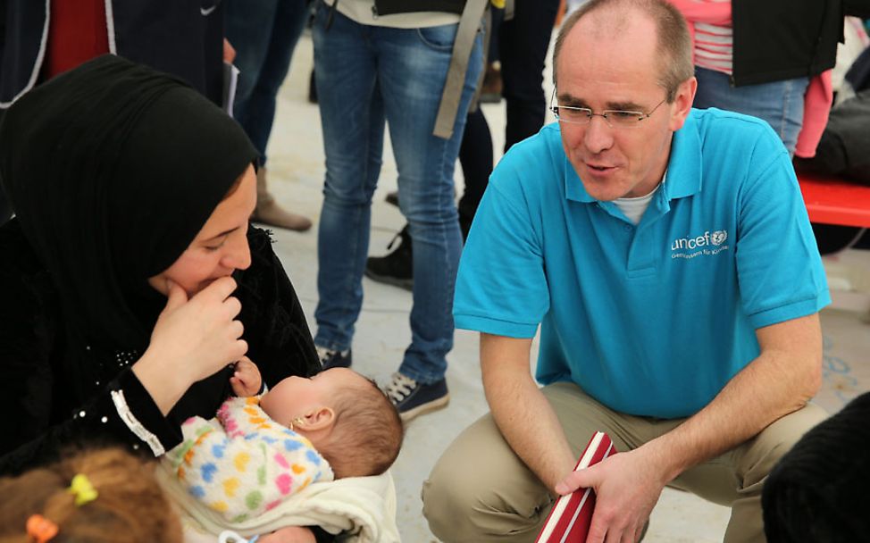 Syrien-Krieg: UNICEF-Geschäftsführer Schneider im Gespräch mit einer Mutter