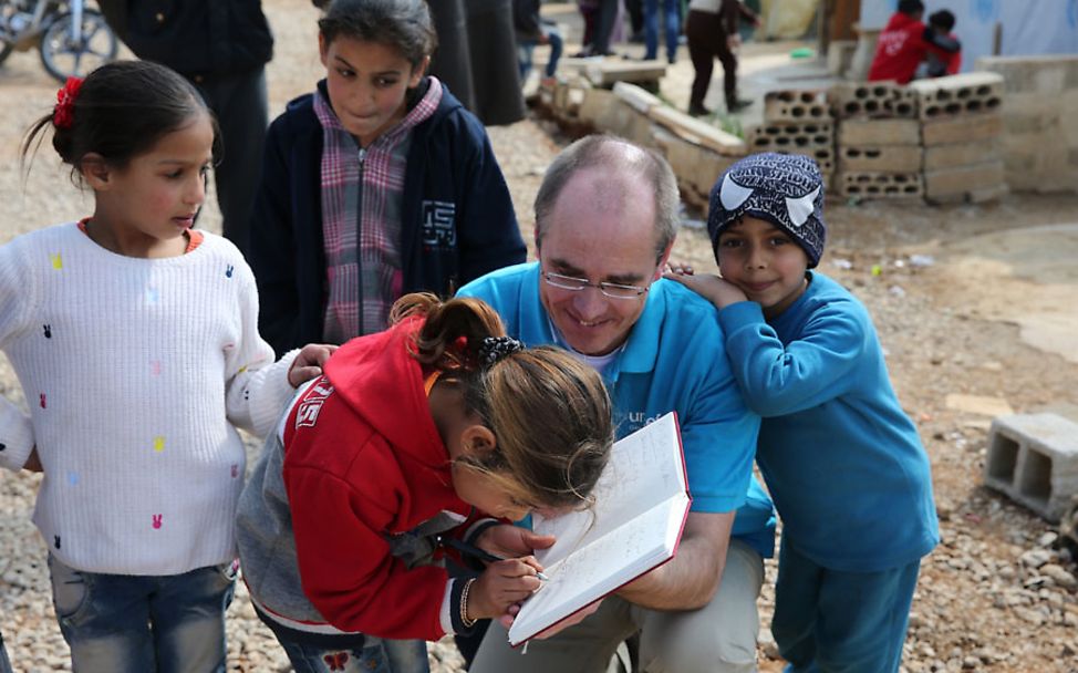 Syrien-Krieg: Kinder schreiben ins Buch von UNICEF-Geschäftsführer Schneider