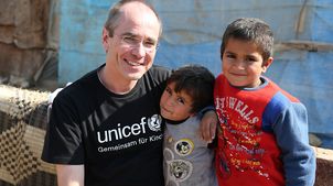 Syrien-Krieg: Christian Schneider mit zwei syrischen Jungen