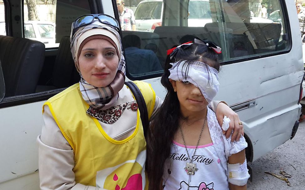 Syrien-Krieg: Gesundheitshelferin mit verletztem Mädchen in Aleppo