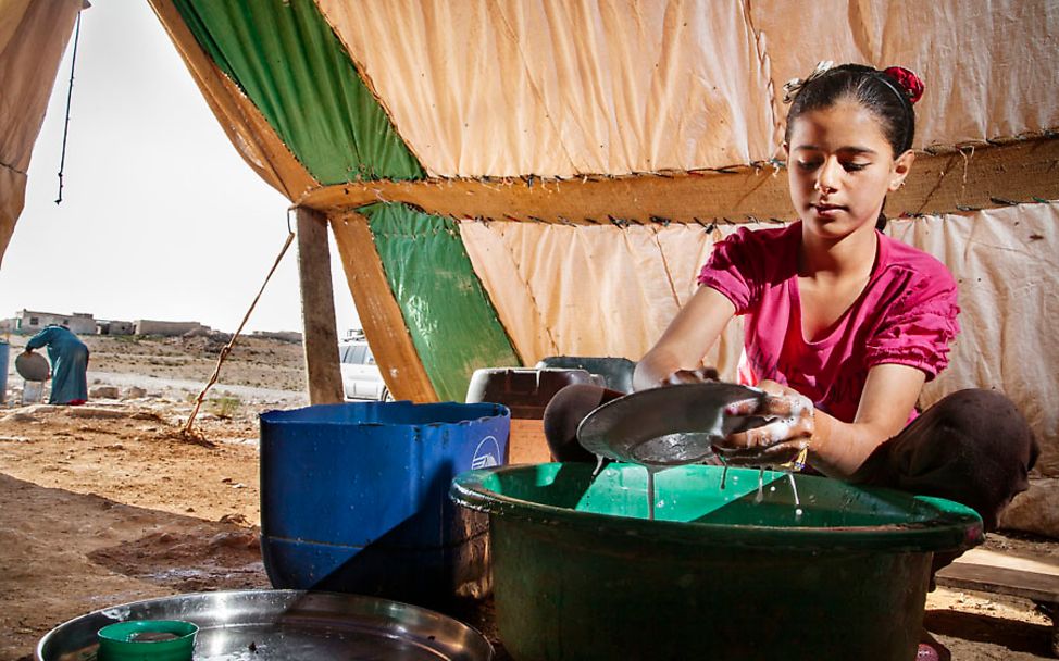 Die 12-jährige Rani wäscht das Geschirr der Familie