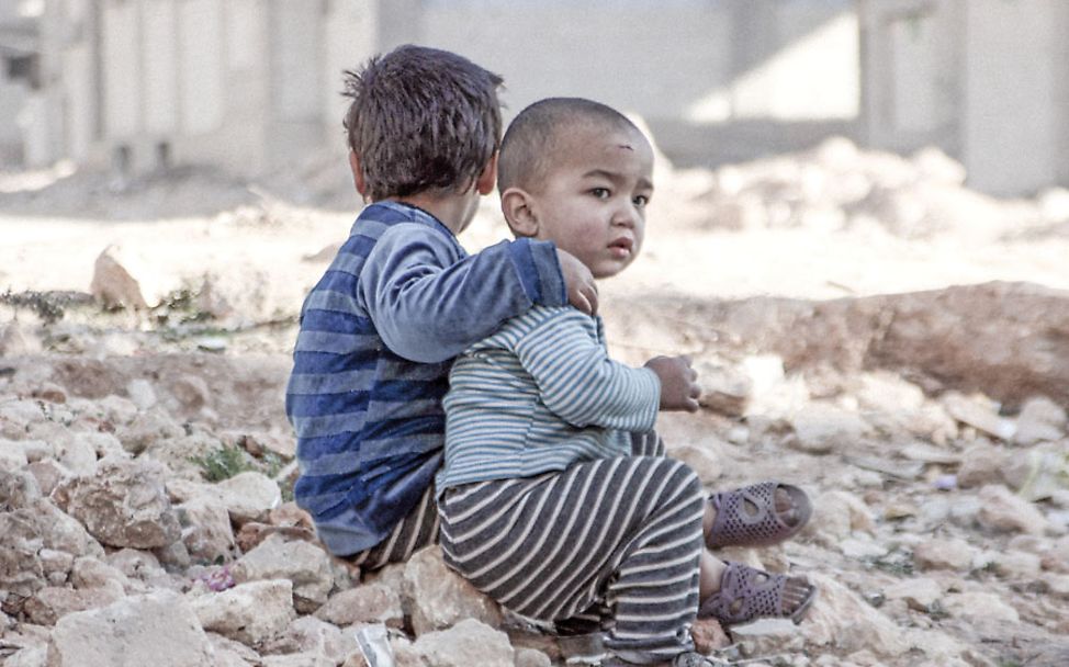 Die Geschwister Esra und Waleed aus Syrien kennen nur ein Leben inmitten von Krieg, Unsicherheit und Angst.
