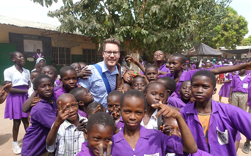 Gambia Reise: Lars Flottmann mit Schülern einer Grundschule