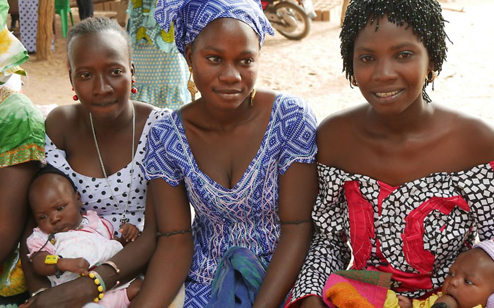 Gambia Reise: Junge Mütter warten mit ihren Babys aufs Wiegen