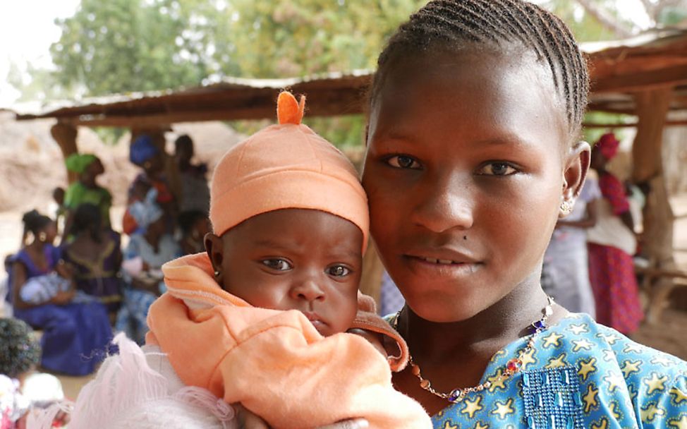 Gambia Reise: UNICEF unterstützt Mütter bei der Pflege ihrer Neugeborenen