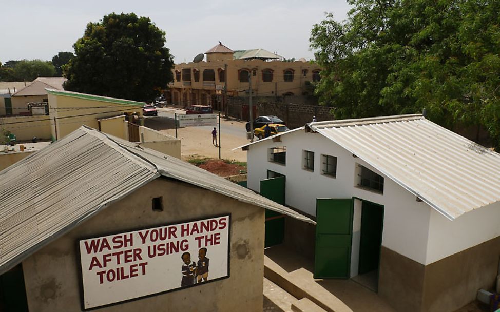 Gambia Reise: UNICEF hat an vielen Schulen Sanitäranlagen eingerichtet