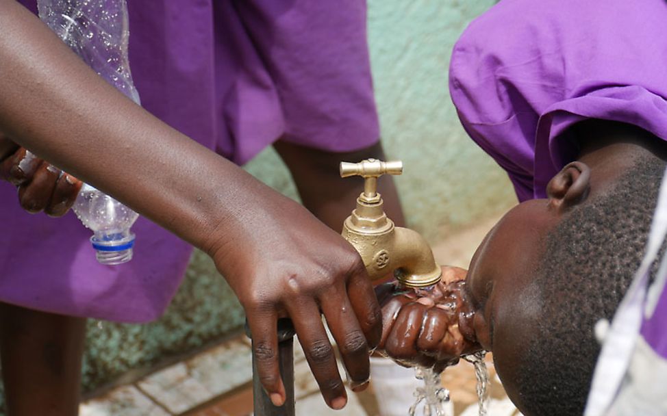 Gambia Reise: Hygiene und sauberes Wasser sind wichtige Themen in der Schule