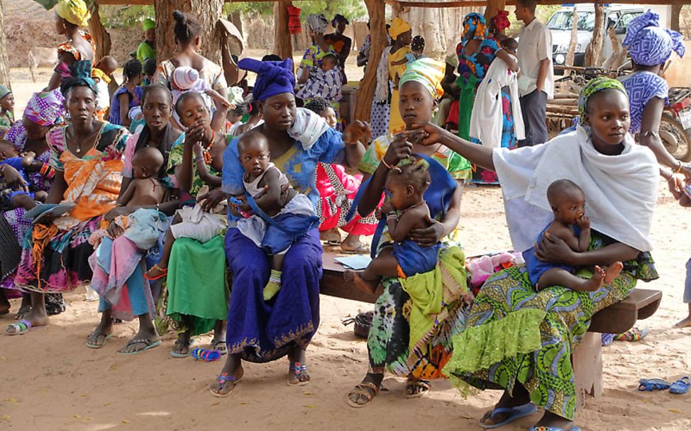 Gambia Reise: UNICEF versorgt flächendeckend Schwangere und Mütter
