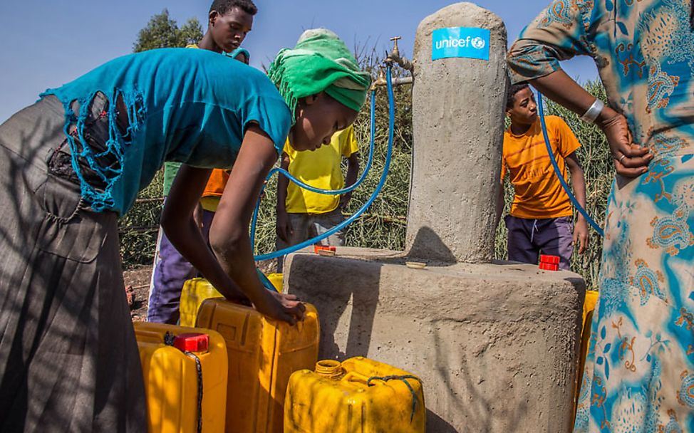 Endlich können Kinder dank der UNICEF-Handpumpen mit Wasser versorgt werden.