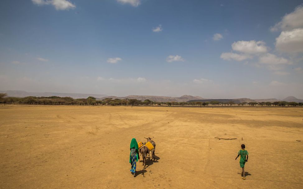 Kinder durchqueren die Dürre auf der Suche nach Wasser anstatt die Schule zu besuchen.