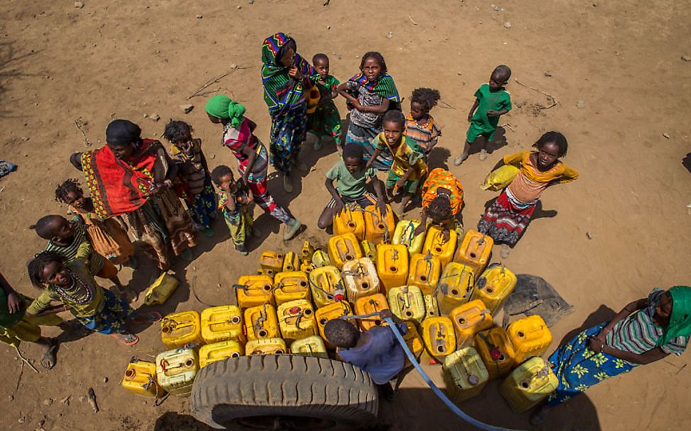 Familien warten darauf, ihre Kanister mit Wasser zu befüllen. Ob es reichen wird, ist unklar.