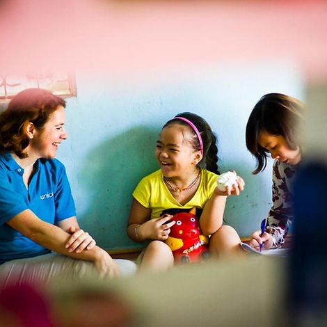 Kinder mit Behinderung stärken: die neunjährige Uyen aus Vietnam