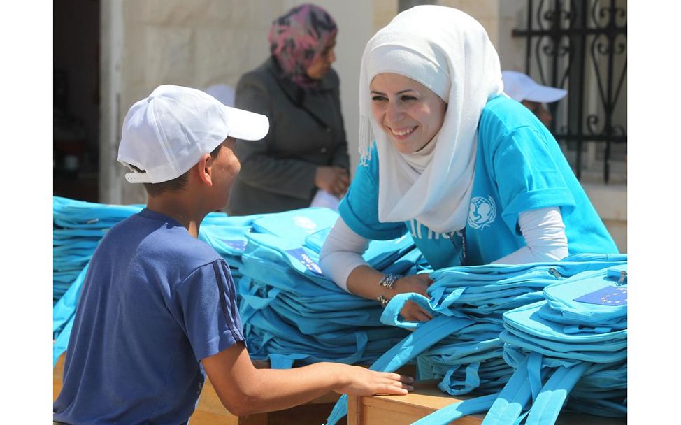 Flüchtlingscamp in Jordanien: UNICEF-Mitarbeiterin mit syrischem Flüchtlingsjungen