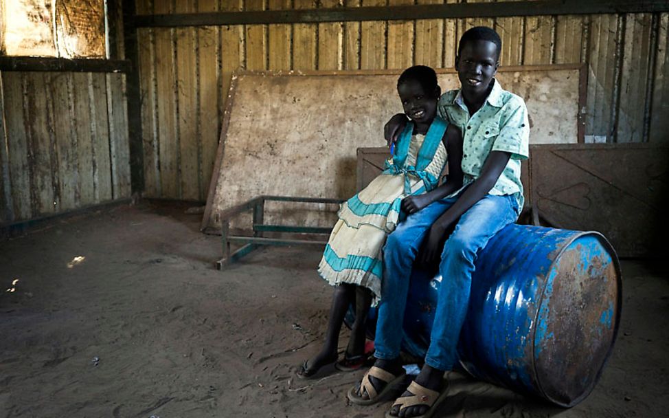 Südsudan: Nyanhial mit ihrem älteren Bruder