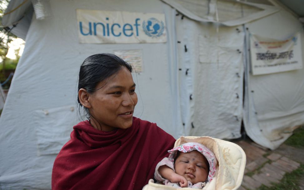 Junge Mütter werden medizinisch durch UNICEF versorgt.