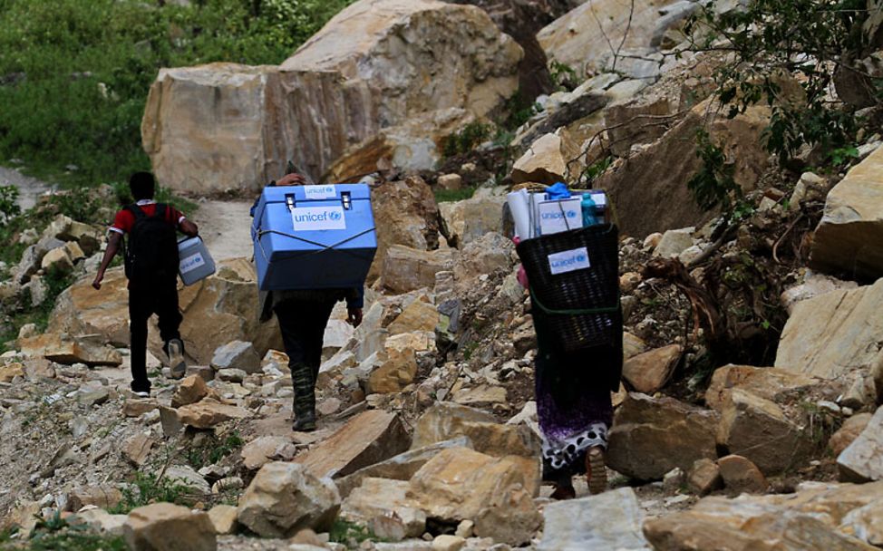 UNICEF-Helfer auf dem Weg, Impfstoffe zu den vom Erdbeben betroffenen Regionen zu bringen.