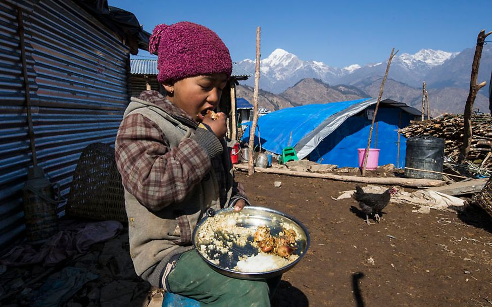 Nepal Erdbeben: Sabin Gurung beim Essen in der Bergregion Gorkha