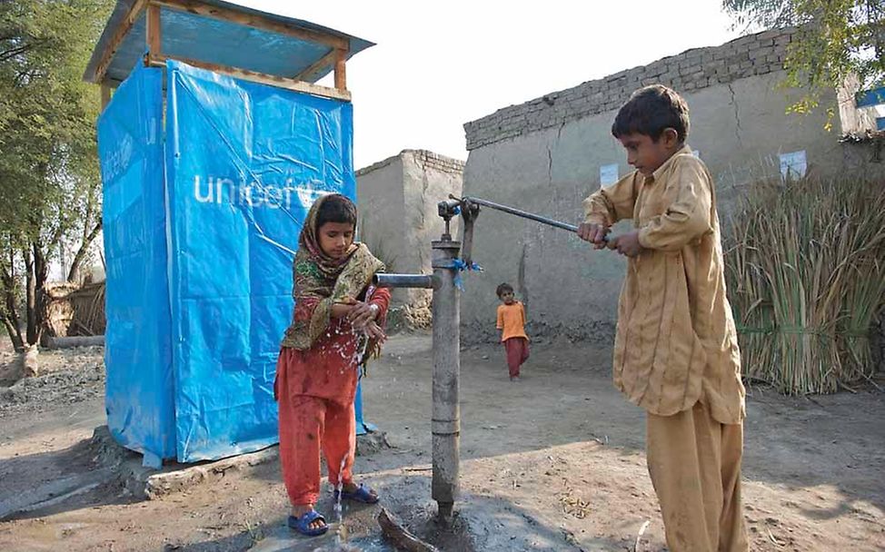Trinkwasser: Brunnen/Handpumpe in Pakistan