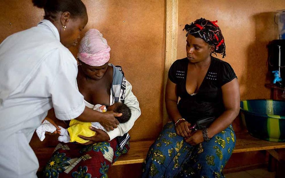 Sierra Leone: Kampf gegen Aids - Hebammen beraten Frauen