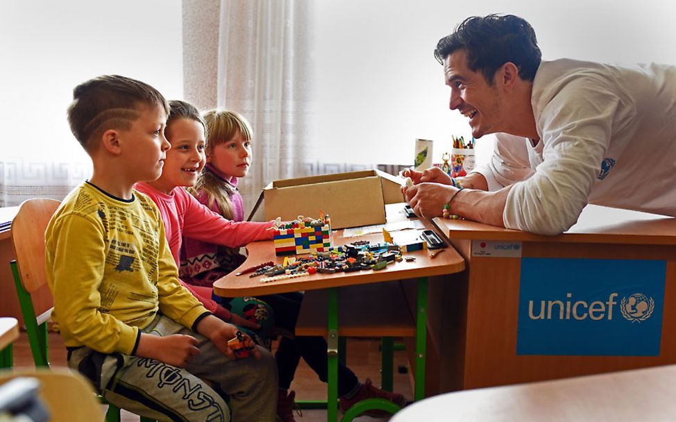 UNICEF-Botschafter Orlando Bloom in einer Schule in der Ukraine. 