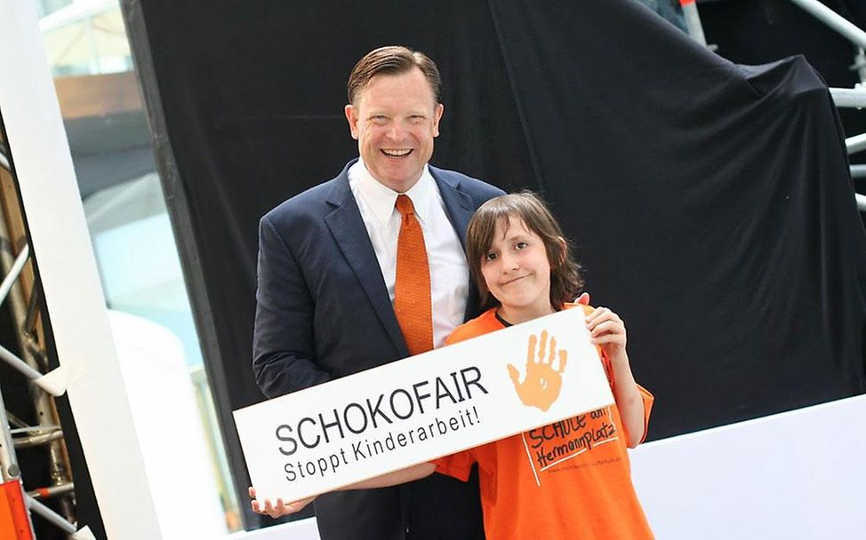Roland Boekhout mit einem UNICEF-JuniorBotschafter (© SchokoFair AG Düsseldorf)