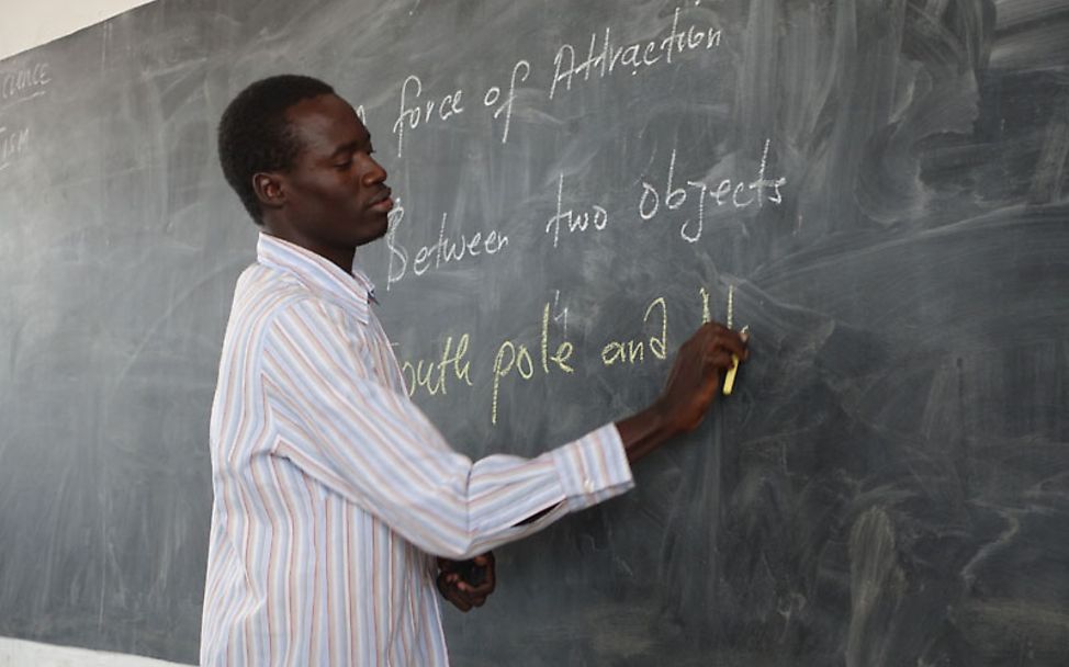 Gambia: Heute stehen Naturwissenschaften auf dem Studenplan
