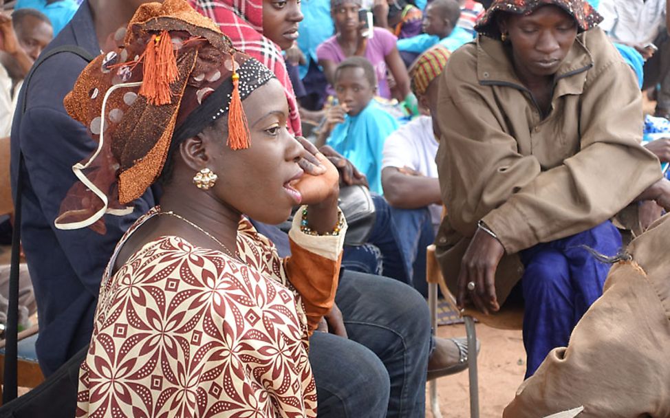 Gambia: Die Frauen des Mütterclubs führen ein Theaterstück auf