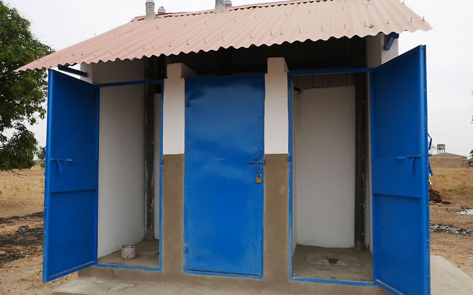 Gambia: Neben Toiletten gibt es hier auch Waschmöglichkeiten
